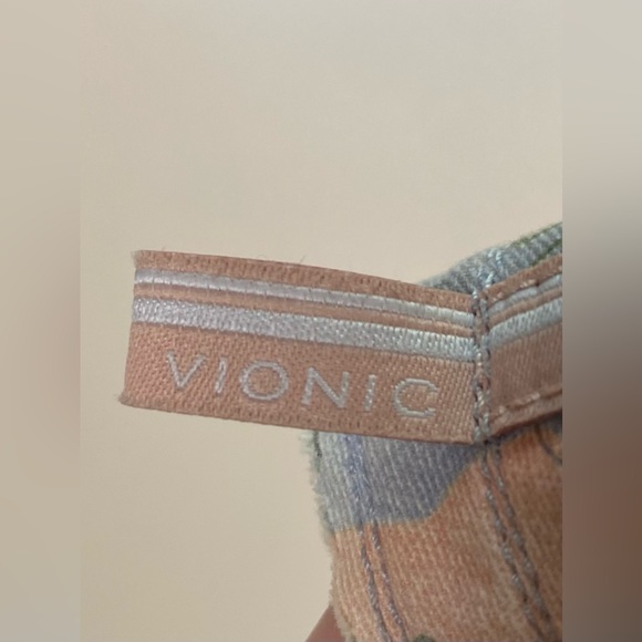 Vionic Beach | Size 8.5 Women’s All Over Print Pismo Canvas Sneakers - Picture 4 of 6